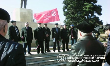 В честь годовщины Октябрьской революции в г.Дербент к памятнику Ленина возложили цветы